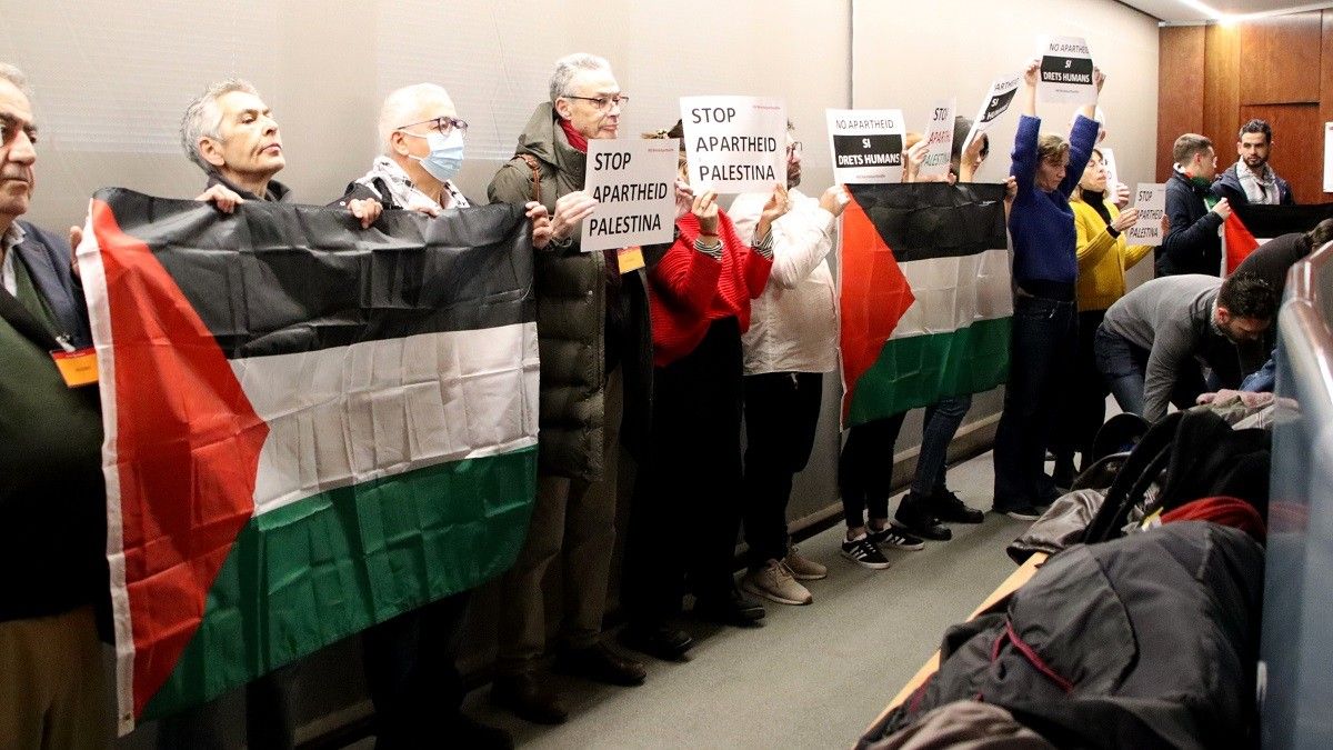 Protesta amb banderes palestines a la Comissió de Presidència de l'Ajuntament de Barcelona