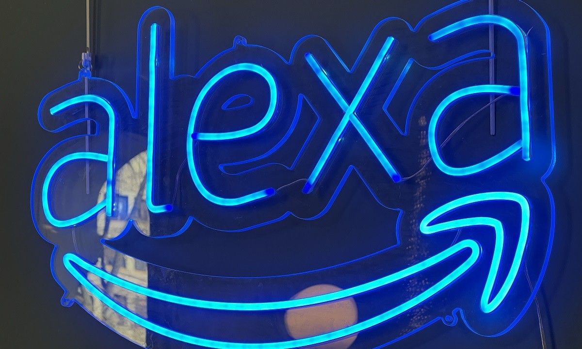 Un senyal lluminós on es pot llegir «Alexa», l'assistent de veu d'Amazon