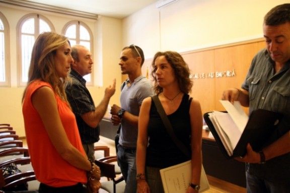 L'alcaldessa de La Jonquera, Sónia Martínez, amb altres alcaldes empordanesos minuts abans de reunir-se amb la vicepresidenta del Govern Joana Ortega.