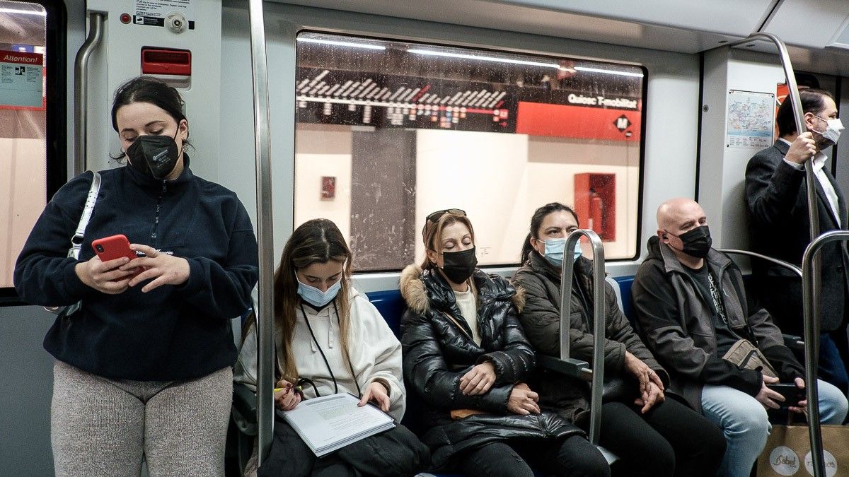 Passatgers al metro de Barcelona durant la pandèmia de la Covid