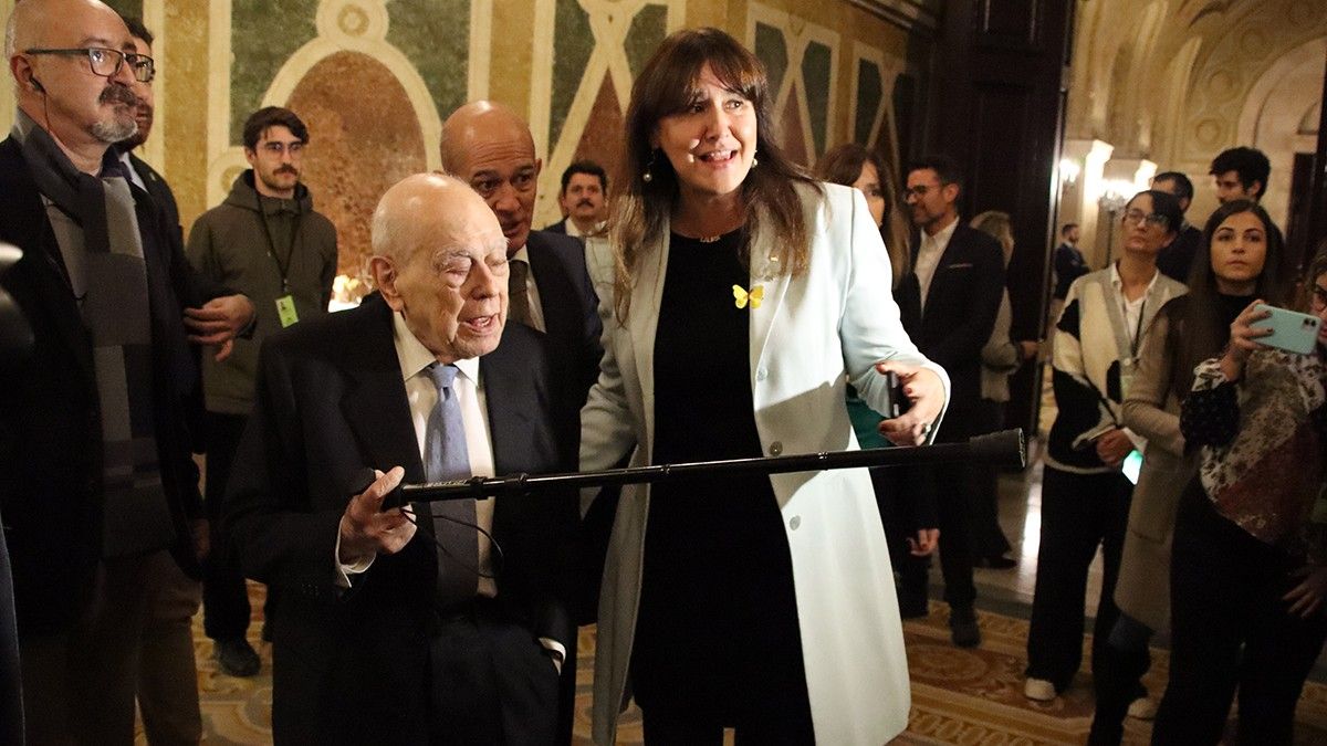 Jordi Pujol, junt a Laura Borràs, al Parlament, per l'acte dels 90 anys de la institució.