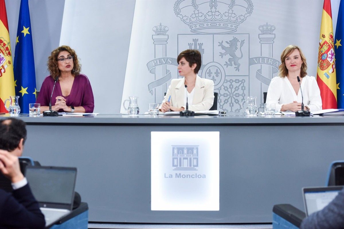 Les ministres María Jesús Montoro, Isabel Rodríguez i Pilar Alegría.