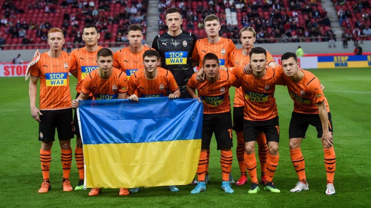 Els jugadors del Xakhtar llueixen una bandera ucraïnesa i el missatge “Stop war” durant un partit disputat a l’exili després de l’inici de l’atac rus a Ucraïna