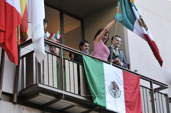 La cònsol mexicana fent onejar la bandera tricolor.