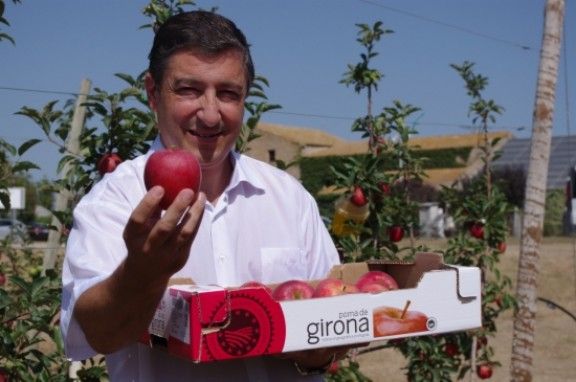 El cuiner del restaurant El Celler de Can Roca, Joan Roca, ha protagonitzat l'acte simbòlic de la collita de la primera poma gironina de la temporada.