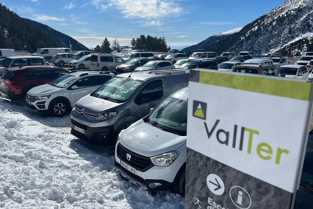 Vehicles aparcats a la zona habilitada a dalt de l'estació d'esquí de Vallter 2000