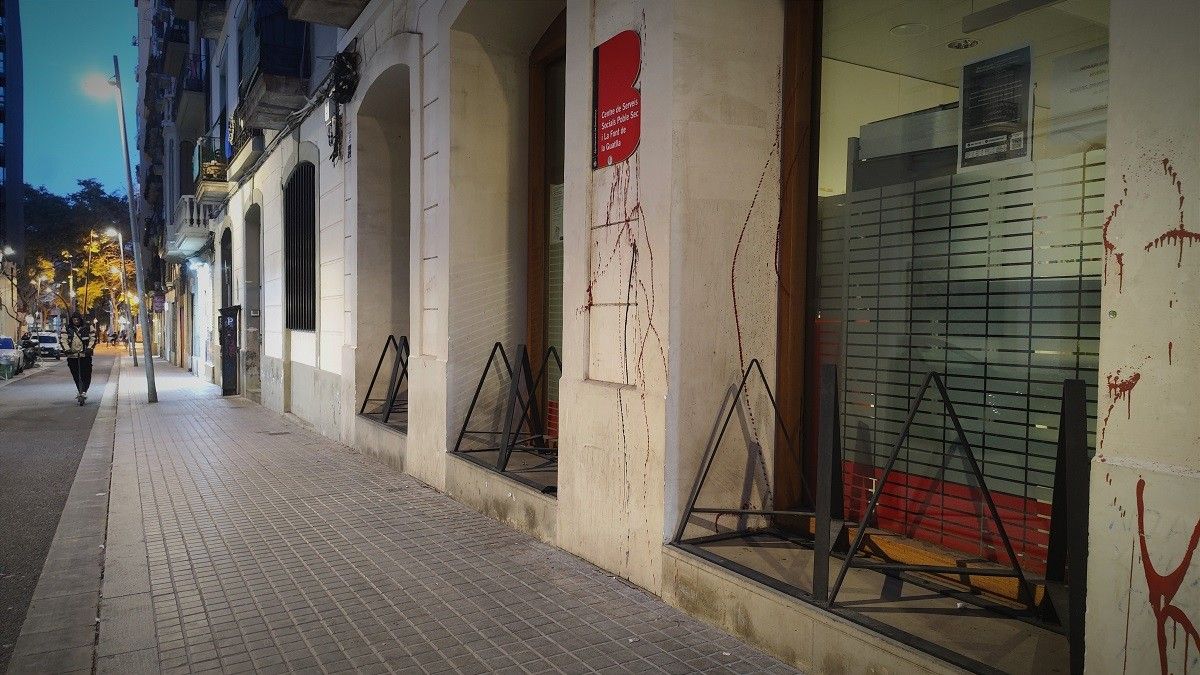 Ferros contra persones sense llar a la porta d'un centre de Serveis Socials de Barcelona