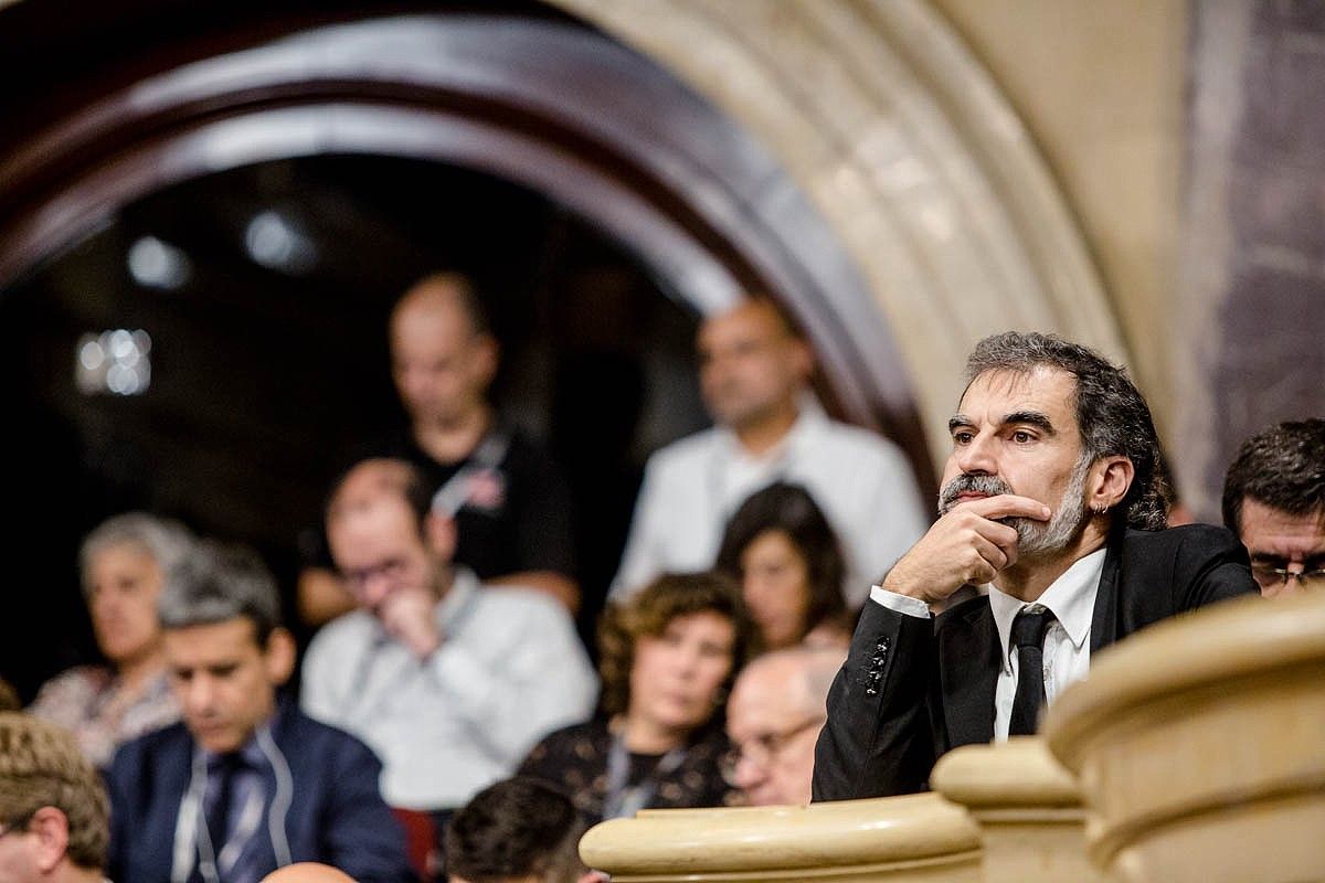Jordi Cuixart seguint un ple del Parlament