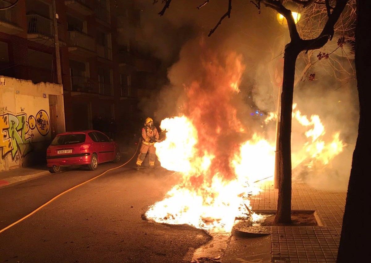 Contenidors cremant aquesta nit a la plaça del Treball de Sabadell.