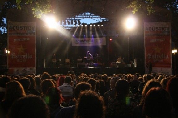 Centenars de persones s'han aplegat a la Rambla de Figueres per veure el concert de clausura del festival Acústica dirigit per Pascal Comelade.