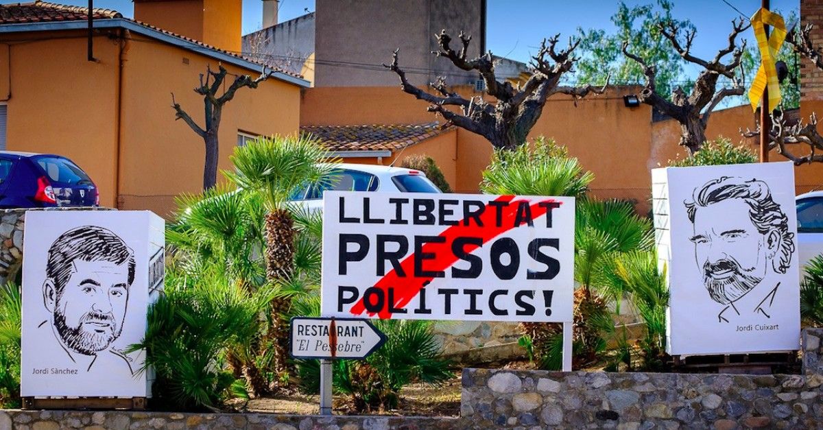 Cartells en suport als presos polítics a Bàscara