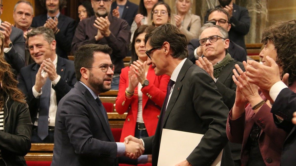 Pere Aragonès i Salvador Illa encaixen les mans després de la votació dels pressupostos.