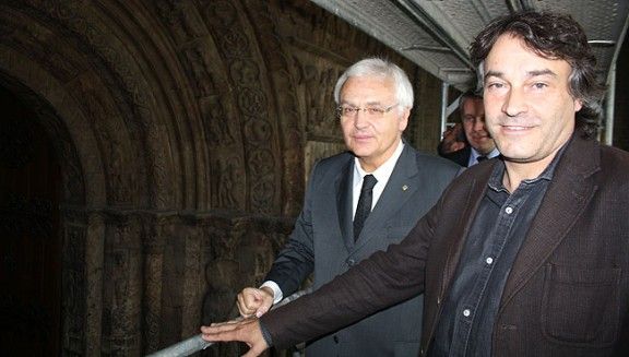 Ferran Mascarell i Jordi Munell, a davant de la Portalada de Ripoll.