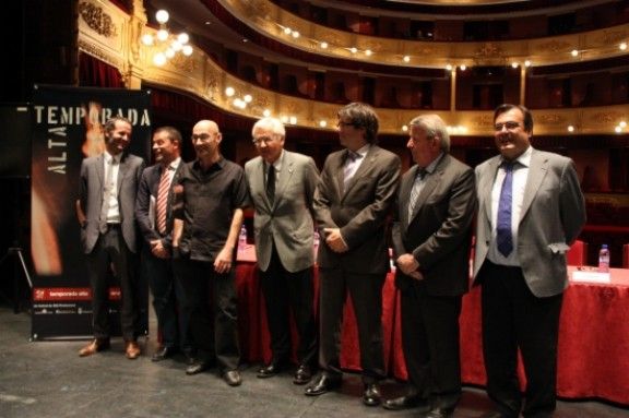 El director del Festival amb el conseller de Cultura, Ferran Mascarell, i representants de les institucions que han mantingut aportació per a aquest any.