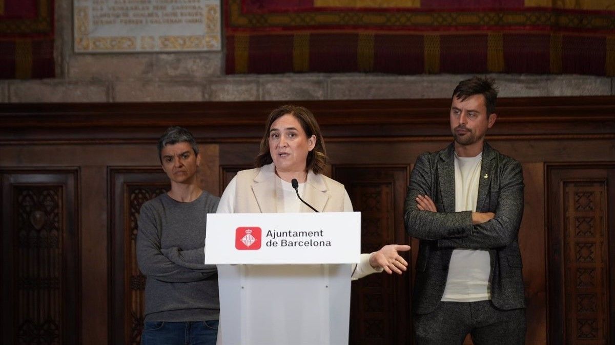Ada Colau, aquest dilluns, acompanyada de Lucía Martín i Marc Serra