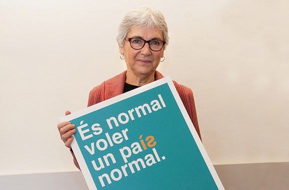 La presidenta d'Òmnium amb el lema de la campanya.