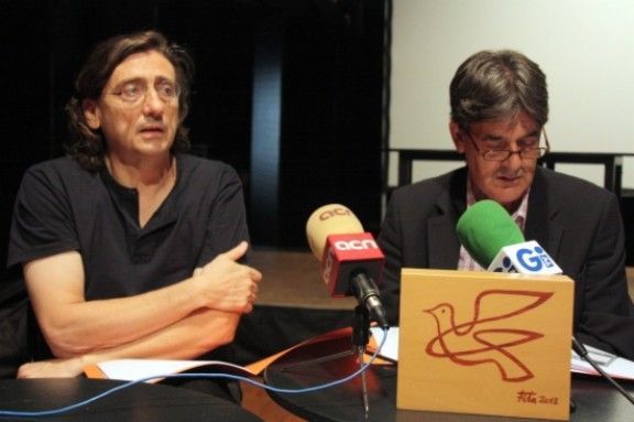 El director de la Planeta Pere Puig i el llibreter i activista cultural Guillem Terribas amb l'escultura de Fita que serà per al guanyador de Joan Manuel Casero d'aquest any.