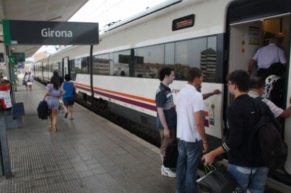 Un dels trens de serveis mínims a l'estació de Renfe de Girona poc abans de les nou del matí.
