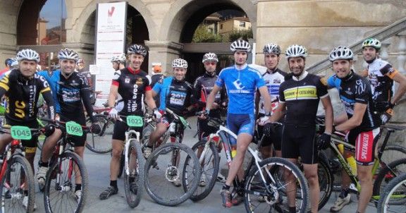 Un grup de ciclistes poc abans de l'inici de la BTT Terra de Comtes.