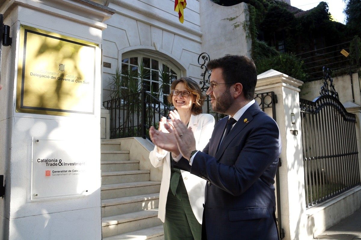 Pere Aragonès i Meritxell Serret en la inauguració de la delegació catalana al Con Sud