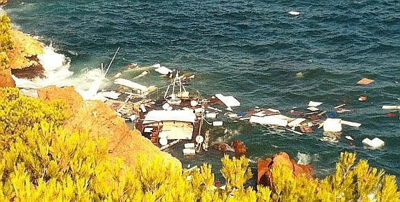 Imatge del iot enfonsat entre la platja de la Conca i l'entrada del Port d'Aro.