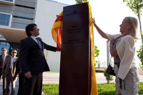 Un moment de la inauguració de la placa commemorativa, amb Puigdemont i la vidua de Lidón.