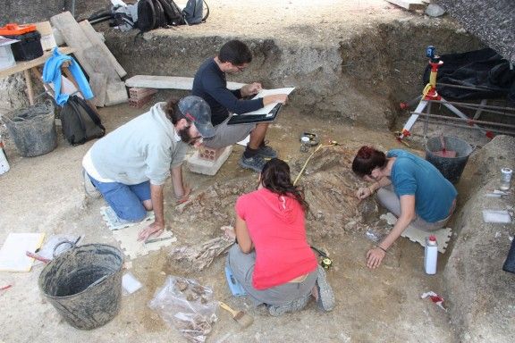 Els arqueòlegs, ahir al matí, treballant al jaciment