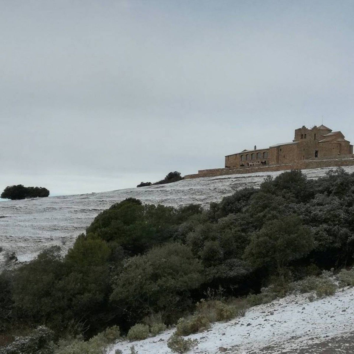 El monestir del cim de La Mola, nevada novament