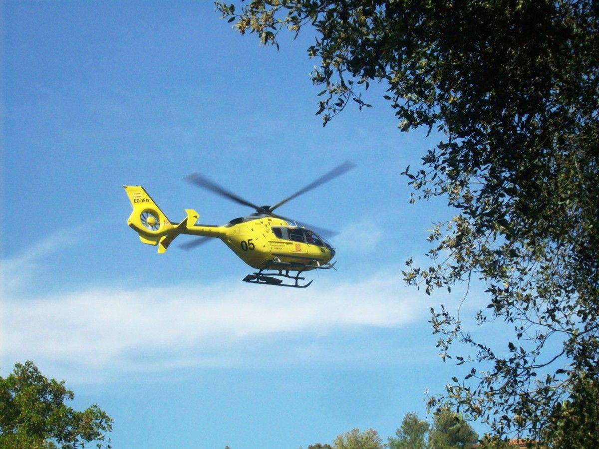 L'helicòpter dels Bombers sobrevolant la zona del torrent de Ribatallada
