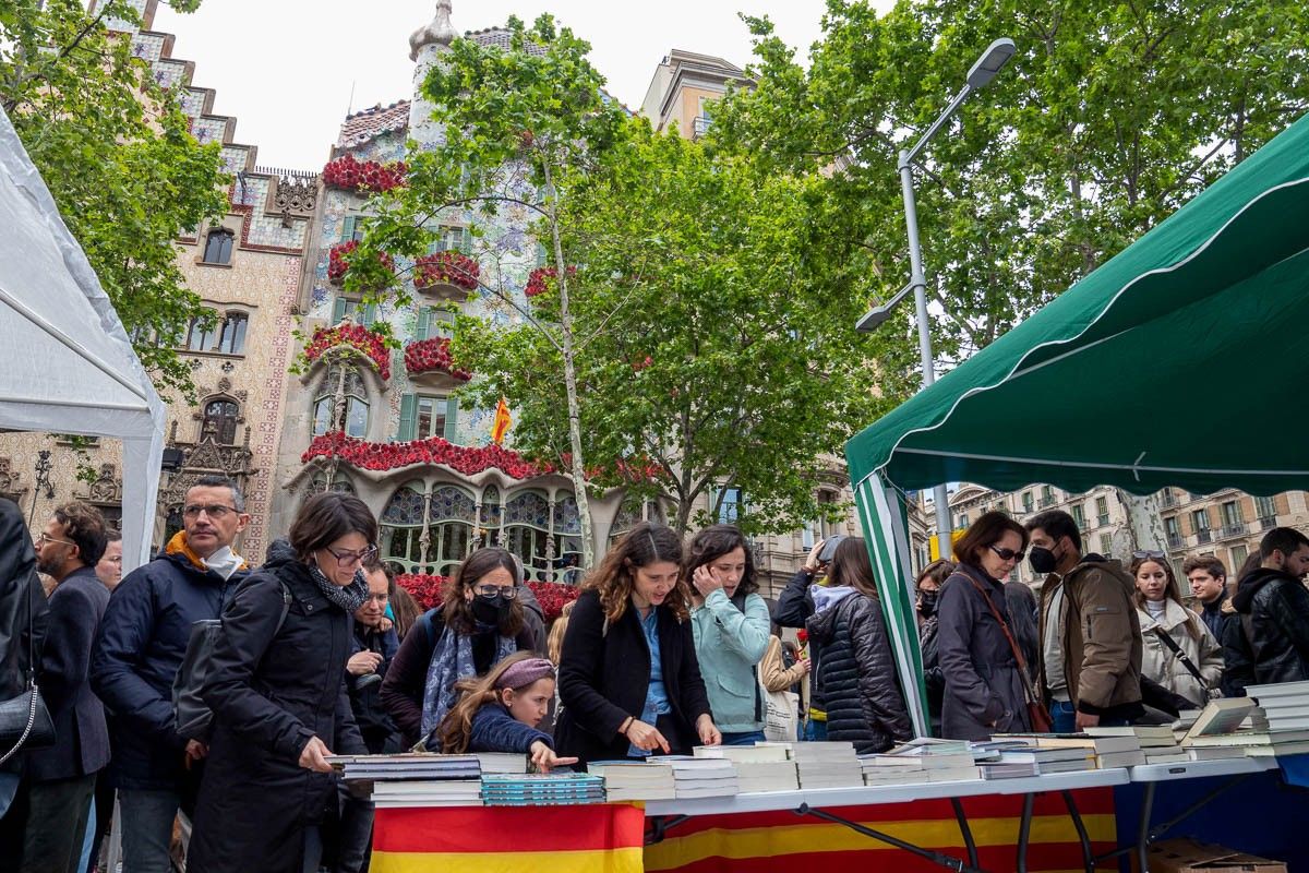 Una paradeta de llibres al centre de Barcelona, el passat Sant Jordi