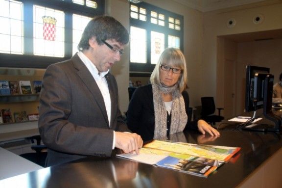 Carles Puigdemont i Coralí Cunyat, durant la presentació de les dades d'enguany