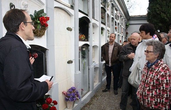 L'historiador Agustí Dalmau explicant l'altra cara del cementiri