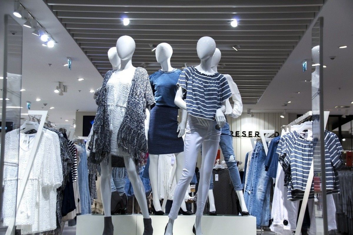 Maniquís normatius en la botiga d'una multinacional de moda