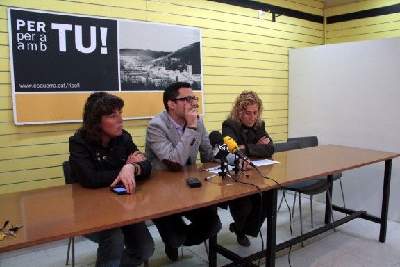 Torrent, al mig, durant la roda de premsa a Ripoll amb Teresa Jordà, diputada al Congrés,i la candidata Carme Freixa