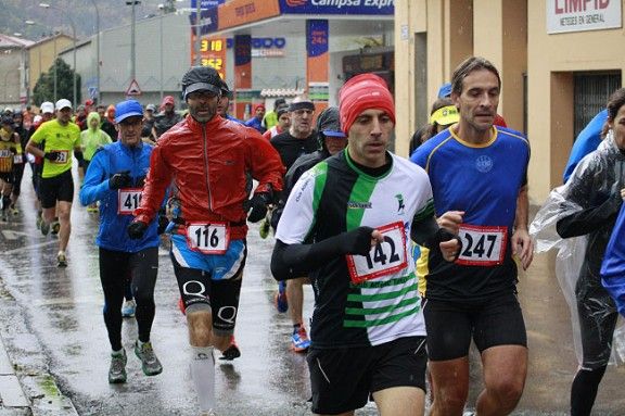 Arcadi Alibés (esquerra) en els primers metres de la 35a Mitja Marató del Ripollès.