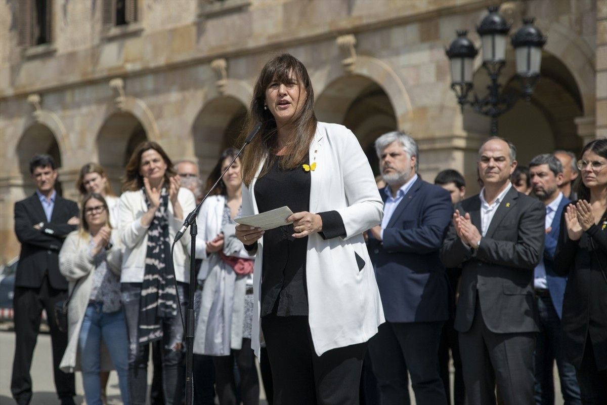 La presidenta de Junts, Laura Borràs, davant del Parlament aquest dijous.
