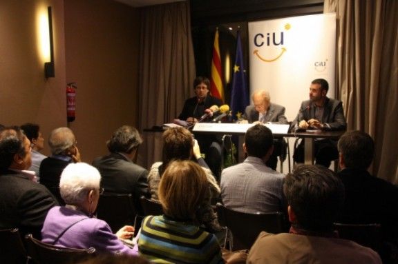Pujol, amb Carles Puigdemont i Santi Vila, durant la presentació del llibre.
