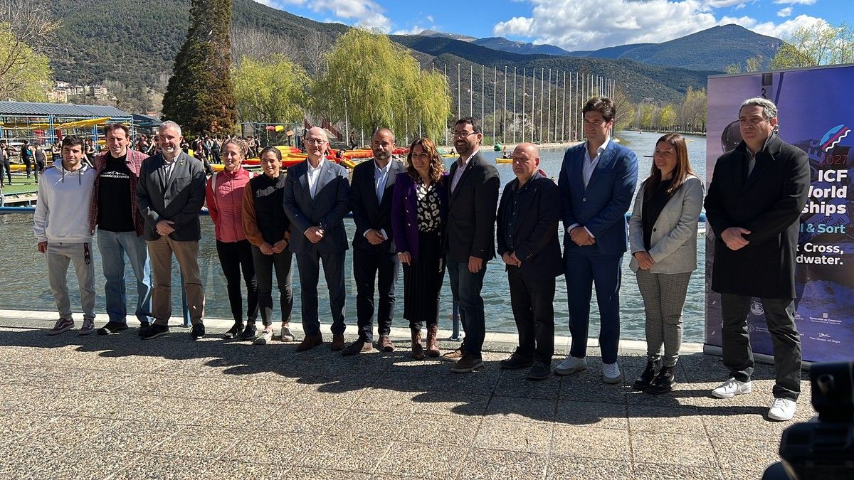 La fotografia de grup després de presentar la candidatura de la Seu i Sort als campionats del món de piragüisme 2027