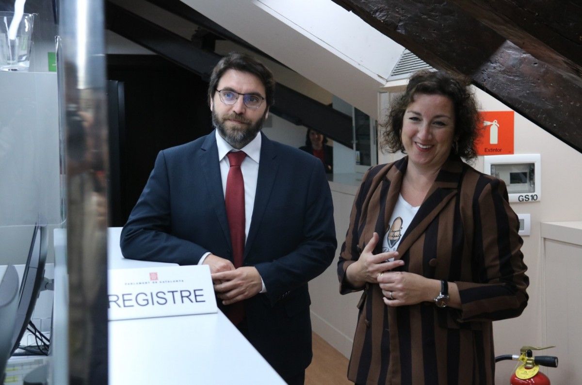 Ferran Pedret i Alícia Romero al registre del Parlament.