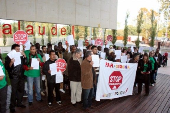 Un grup de membres de la PAH, durant l'acció al Palau de Justícia de Girona.