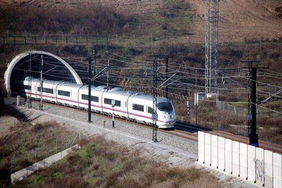 El TGV, al seu pas per la Roca del Vallès (Vallès Oriental)