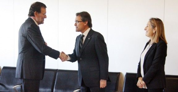 Mariano Rajoy saluda Artur Mas, minuts abans de la inauguració oficial del TGV Madrid-Figueres.