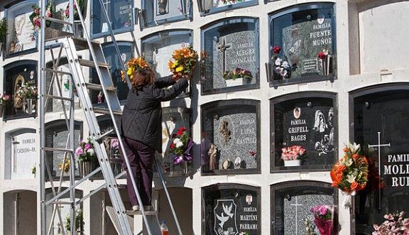 Els cementiris han rebut la visita de milers de ciutadans per recordar els qui ja no hi són.