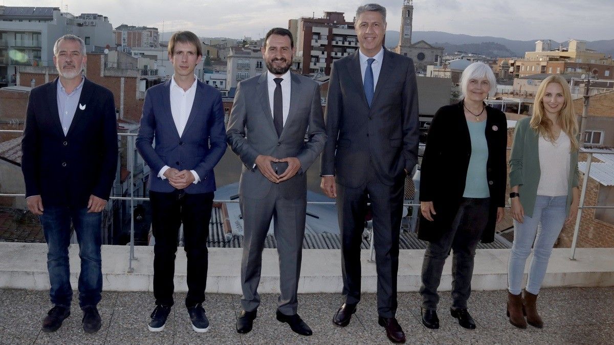 Els candidats a l'alcaldia de Badalona, en una imatge amb la ciutat de fons