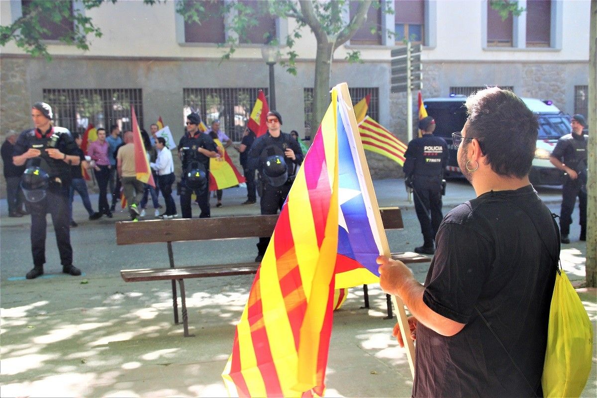 Protesta antifeixista davant d'una concentració de Vox, a Solsona, amb els Mossos enmig