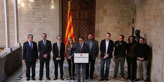 Artur Mas anunciant la consulta amb tots els líders dels partits favorables a la consulta