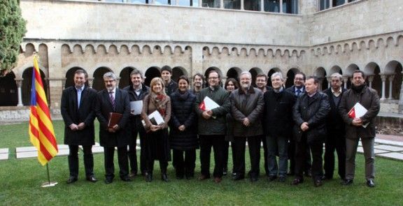Fotografia de grup prèvia a la reunió de l'AMI, al Monestir de Sant Cugat del Vallès