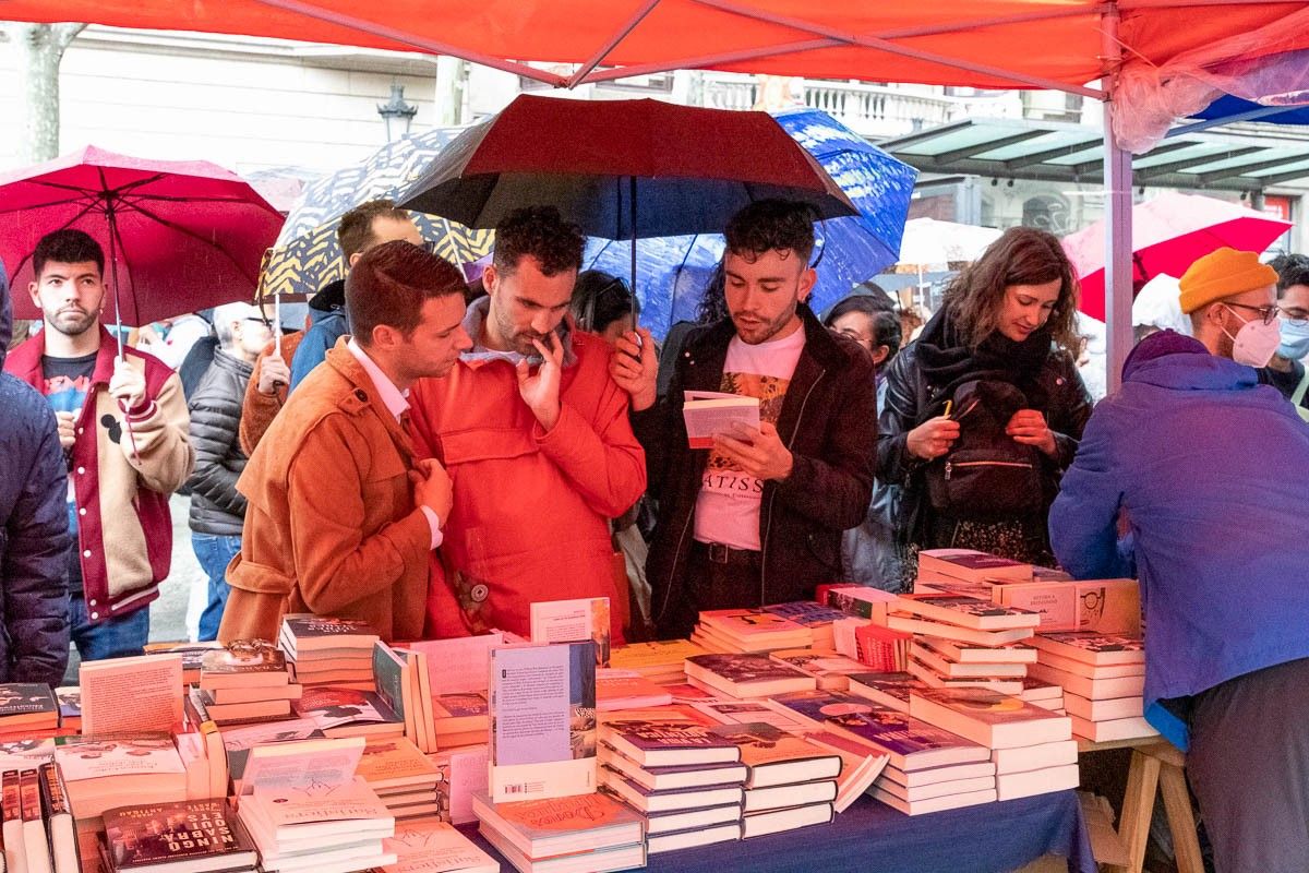Gent comprant llibres a Barcelona durant el Sant Jordi de l'any passat