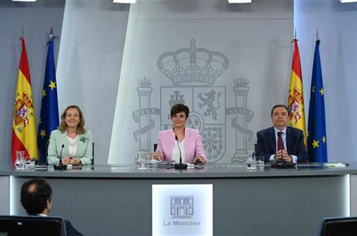 La vicepresidenta Nadia Calviño amb els ministres Isabel Rodríguez i Luis Planas. 