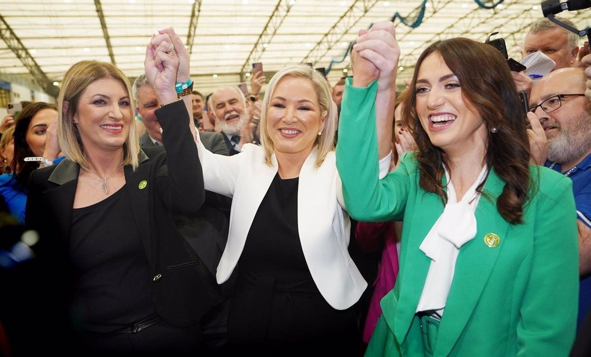 Michelle O'Neill, al centre, amb altres dirigents del Sinn Fein després de guanyar les eleccions a Irlanda del Nord.